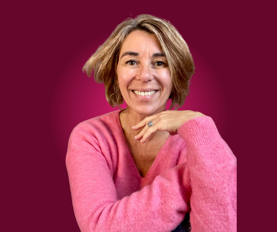 Portrait de Karine Balleste , coach en clarté identitaire, en pull rose