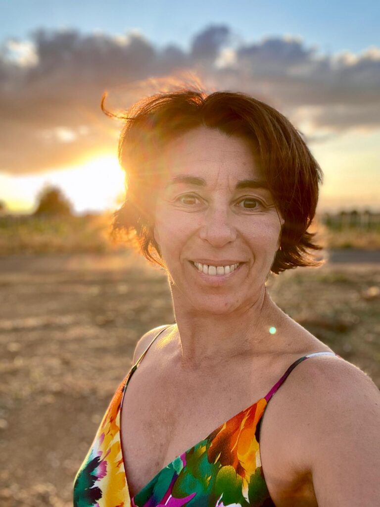 Portrait de Karine Balleste, coach en clarté identitaire, au soleil